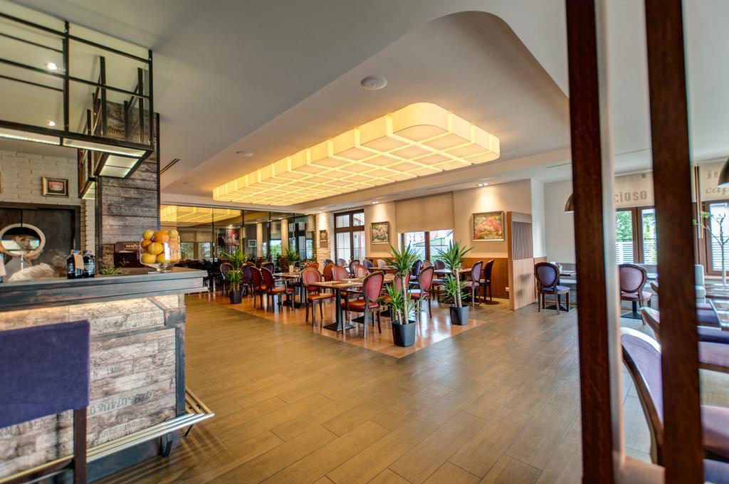 Hotel Figa Plewiska Exterior photo